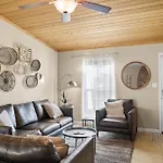 Stylish Home W Hot Tub, Heated Pool & Game Room